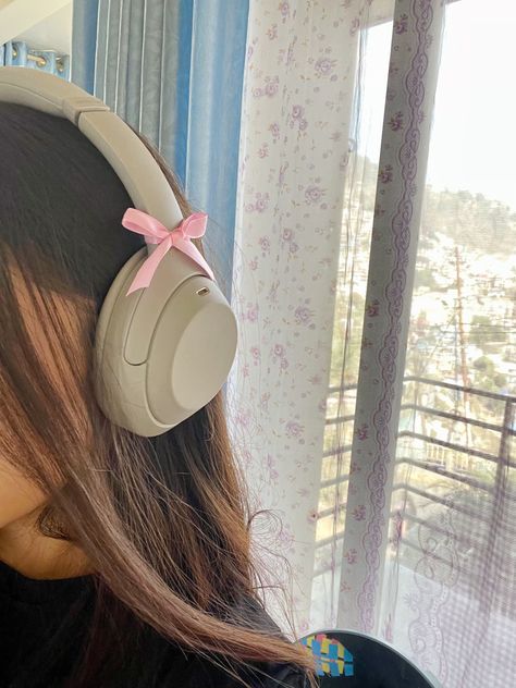 Headphone Decoration, Pink Princess Aesthetic, Cute Headphones, Dark Beauty Photography, Girl With Headphones, Sony Headphones, Mazzy Star, Headphone Accessories, Everything Pink