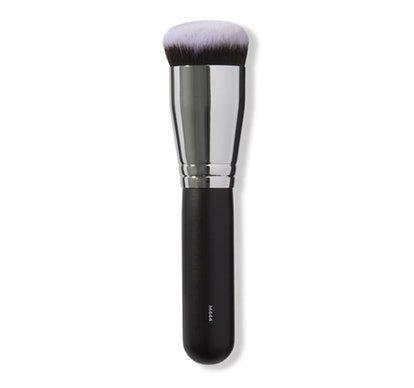 21 Brushes Makeup Artists Use On Set — & In Real Life, Too Morphe Foundation, Makeup Brush Set Best, Best Makeup Brushes, Makeup Brush Kit, Morphe Brushes, Angled Brush, Celebrity Makeup Artist, Bh Cosmetics, Foundation Brush