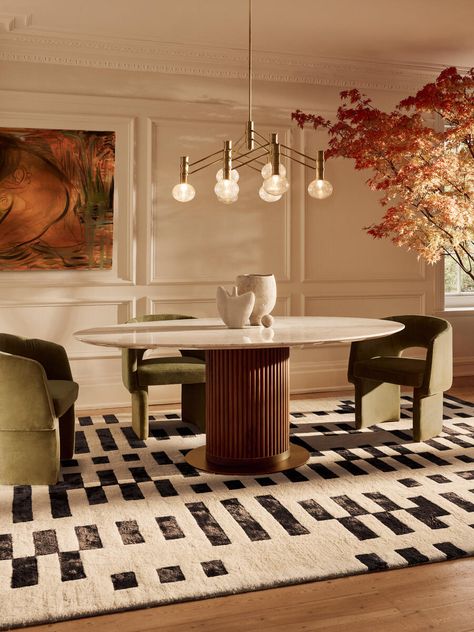 Soho Home Dining Room, Soho House Decor Interior Design, Marble Dining Table Styling, Rugs With Marble Table, Vintage Rug In Kitchen, Big Living Room With Dining Area, 1960 Home Decor Interior Design, Soho House Dining Room, Soho Home Dining Table