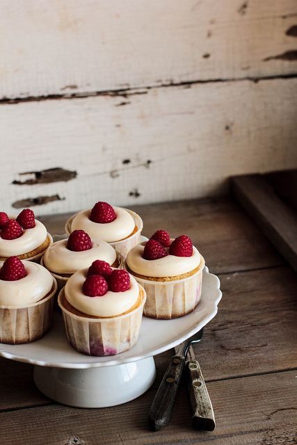 Raspberry Lemon Cream Cheese Cupcakes by pastryaffair, via Flickr Cream Cheese Cupcakes, Lemon Cream Cheese, Raspberry Recipes, Slow Cooker Desserts, Room Window, Health Life, Lemon Cream, Black Raspberry, Eat Dessert