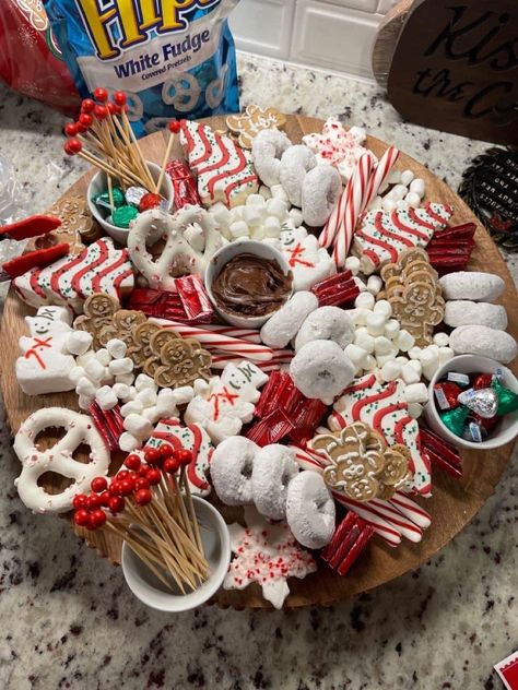 Christmas Themed Platters, Christmas Candy Board Ideas, Desert Board Christmas, Christmas Candy Cane Theme, Candy Board Christmas, Christmas Sweets Charcuterie Board, Candy Cane Christmas Party Theme, Christmas Charcuterie Board Ideas Sweets, Christmas Treat Board