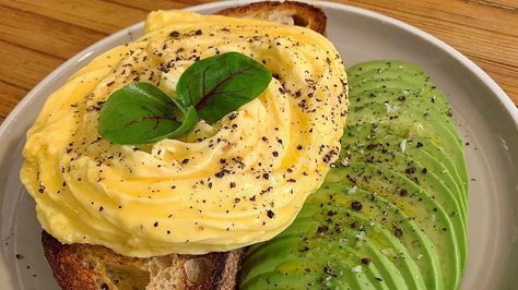 Folded Scrambled Eggs, Folded Eggs How To Make, Fancy Scrambled Eggs, Breakie Ideas, Folded Eggs, Brunch Tables, Cooking Tricks, Scrambled Eggs Recipe, Break Fast