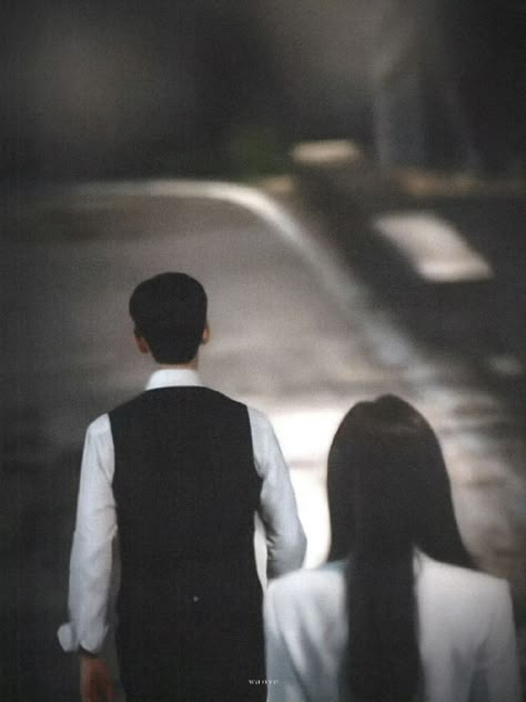 Kim Jiwon And Kim Soo Hyun, Angry Couple Pic, Queen Of Tears Aesthetic Kdrama, Kdrama Couple Aesthetic, Korean Drama Couple, Queen Of Tears, Black Quotes Wallpaper, Kdrama Couple, Ocean At Night