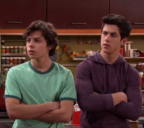 Wizards Of Waverly Place Wallpaper, Jake Austin, Max Russo, David Castaneda, Wizard Of Waverly Place, 2000s Disney, Jake T Austin, 16 Weeks Pregnant, Am I In Love