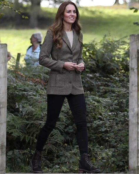 Moda Kate Middleton, English Country Fashion, Countryside Outfit, Style Kate Middleton, Kate Middleton Style Outfits, Kate Middleton Outfits, Country Style Outfits, Royal Clothing, Catherine Elizabeth Middleton