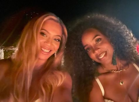 Kelly Rowland Wishes Beyonce A Happy Birthday By Sharing A Selfie Of Them Together https://iconichipster.com/kelly-rowland-wishes-beyonce-a-happy-birthday-by-sharing-a-selfie-of-them-together/ #Beyonce #Birthday #KellyRowland Beyonce And Kelly, Beyonce Twin, Queen Bee Beyonce, Beyonce Outfits, Beyonce Style, Sean Penn, Beyonce And Jay Z, Beyonce Queen, Kelly Rowland