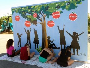 Valley View Elementary School former fifth graders have presented the school with two murals painted on the playground's ball walls as a "thank you" for six years of instruction. Outdoor School Activities, School Wall Decoration, School Reception, School Entrance, School Hallways, School Wall Art, School Murals, School Displays, School Painting