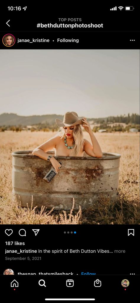 Unique Bodouir Photoshoot Ideas, Beth Dutton Photo Shoot Ideas, 30th Birthday Photoshoot Cowgirl, Cowgirl Birthday Pictures Photo Ideas, Western Tub Photoshoot, Beth Dutton Photo Shoot, Country Birthday Pictures, Western Bodiour Photos, Bouduar Photos Country