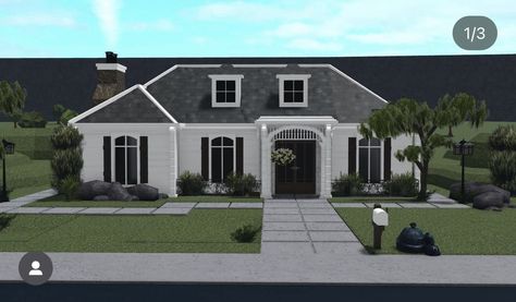 One Story Suburban House Bloxburg, Colonial Bloxburg House, Bloxburg Homes Exterior, Bloxburg Modern House Ideas, Bloxburg Realistic House, Realistic Bloxburg House, Beach House Layout, Bloxburg Exterior, Small House Blueprints