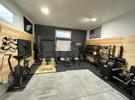 Small Gym Studio, Garage Accent Wall, Black Gym Interior, Home Crossfit Gym, Crossfit Garage Gym, Home Garage Gym, Gym Basement, Home Gym Basement, Garage Gyms