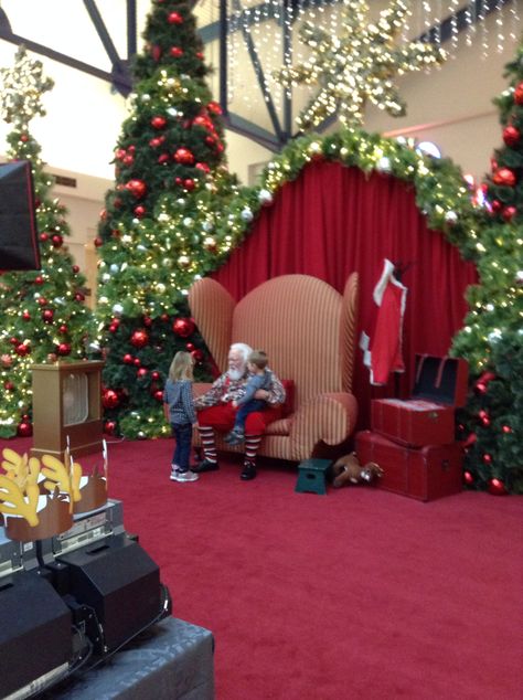 Special promotion. Santa Claus is at the mall to bring in more people :)) Mall Santa Photo Ideas, Santa Claus Photoshoot Ideas, Santa Grotto, Mall Santa, Polar Express Christmas Party, Santa Claus House, Santa Workshop, Santa Claus Photos, Santa Claus Pictures