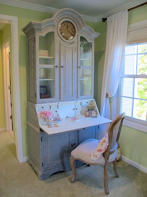 French Country secretary desk used as a vanity | How to style a pretty French corner in the master bedroom | #Designthusiasm Colors Room, French Country Rug, French Country Bathroom, Pretty Cottage, Modern French Country, French Country Bedrooms, Dressing Table Vanity, Country Bathroom, Secretary Desk