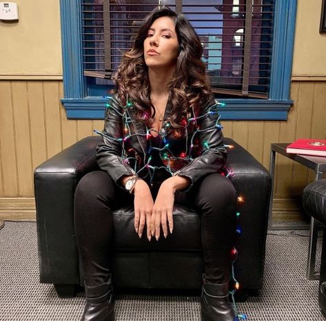 Rosa Diaz Brooklyn 99, Brooklyn 99 Cast, Brooklyn Nine Nine Funny, Gina Linetti, Rosa Diaz, Amy Santiago, Stephanie Beatriz, Kathryn Hahn, Brooklyn 99