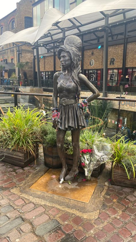 Camden Town London, London Girl, Camden London, Camden Town, Piccadilly Circus, London Town, Amy Winehouse, London Love, Iconic Landmarks