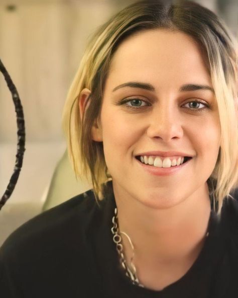 Kristen StewART’s Instagram post: “Screencaps from Kristen’s Fan Mail video in high quality!! Pics credit @robynnex 🌸 you’re a godsend. 😀…” Kristen Stewart Video, Kristen Stewart Blonde, Kirsten Stewart Style, Kristen Stewart Hair, Kristen Stewart Twilight, Kristin Stewart, Kristen Stewart Style, Facebook Groups, Hollywood Actor