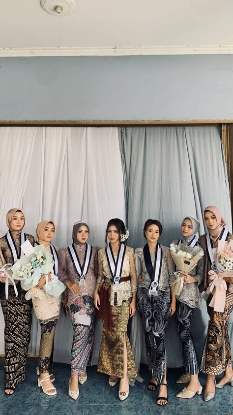 Graduation Sma, Graduation Outfit Ideas Hijab, Tims Outfits, Model Kebaya Wisuda, Graduate Dress, Hijab Formal, Kebaya Lace, Model Hijab, Tutorial Hijab Pashmina