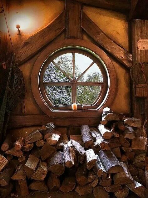 Hobbit house window ♡♥ Casa Hobbit, Round Window, Hobbit Hole, Cob House, Hobbit House, Earth Homes, Beautiful Windows, Natural Building, Earthship