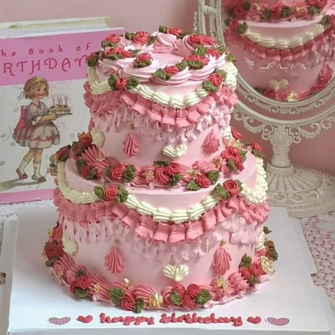 Tårta Design, Bolo Vintage, Vintage Birthday Cakes, Pretty Dessert, Cute Baking, Fake Cake, Dream Cake, Pretty Birthday Cakes, Cute Birthday Cakes