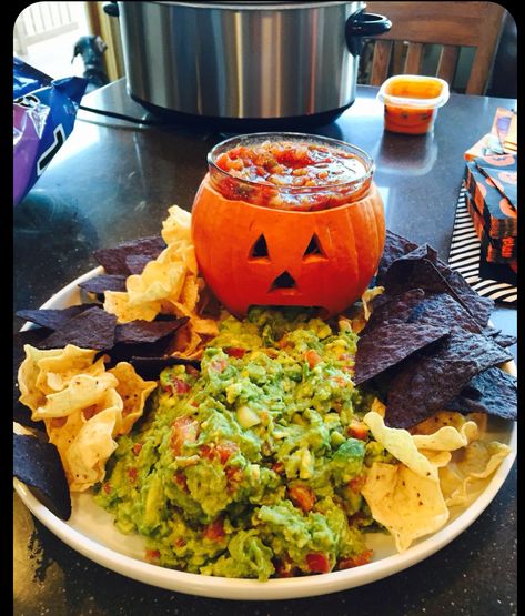 Halloween Appetizer Recipes, Halloween Taco Dip, Fun Halloween Appetizers, Fun Halloween Party Food, Halloween Appetizer, Halloween Appetizers Easy, Creepy Halloween Food, Postres Halloween, Halloween Party Appetizers