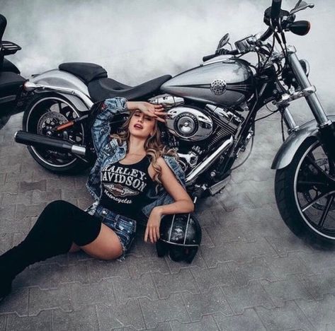 Motorcycle Photoshoot Women Ideas, Moto Photoshoot, Motorcycle Photoshoot Women, Harley Motorcycle Photoshoot Women, Woman Motorcycle Photoshoot, Women Bikers Photography, Motorcycle Photoshoot, Lady Biker Photography, Motorcycle Photo Shoot