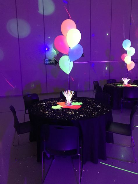 Glow Dessert Table, Glow In The Dark Party Table Set Up, Night Club Theme Sweet 16 Party Ideas, Club Birthday Party Ideas Night, Glow Table Decorations, Glow In The Dark Hoco Ideas, Neon Theme Centerpieces, Glow In Dark Centerpieces, Neon Prom Decorations