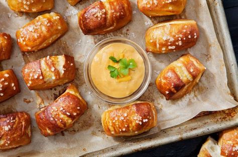 What is Beer Cheese? | Wine Enthusiast Cheap Appetizers, Beer Cheese Recipe, Onion Burger, Wedding Appetizers, Bite Size Appetizers, Cheesy Bacon, Beer Cheese, Red Robin, Great Appetizers