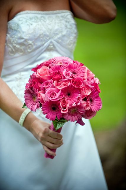 Photo by Holly Chapple Flowers - http://thefullbouquetblog.com/ Hot Pink Wedding Bouquet, Wedding Flowers Pink Roses, Daisy Wedding Flowers, Simple Wedding Flowers, Hot Pink Weddings, Bridal Bouquet Pink, Blush Wedding Flowers, Daisy Wedding, Wedding Bouquets Pink