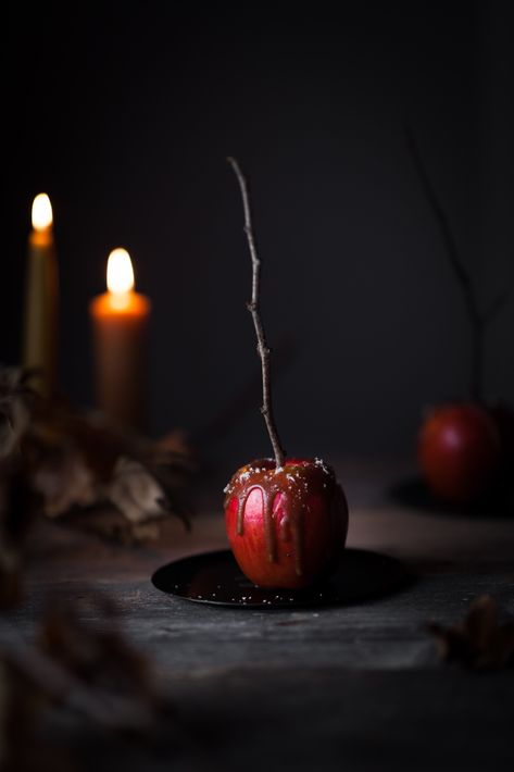 Vegan Salted Caramel Apples Vegan Salted Caramel, Apples Photography, Moody Food Photography, Dairy Free Treats, Dark Food Photography, Dessert Photography, Food Photography Inspiration, Magic Recipe, All Recipes