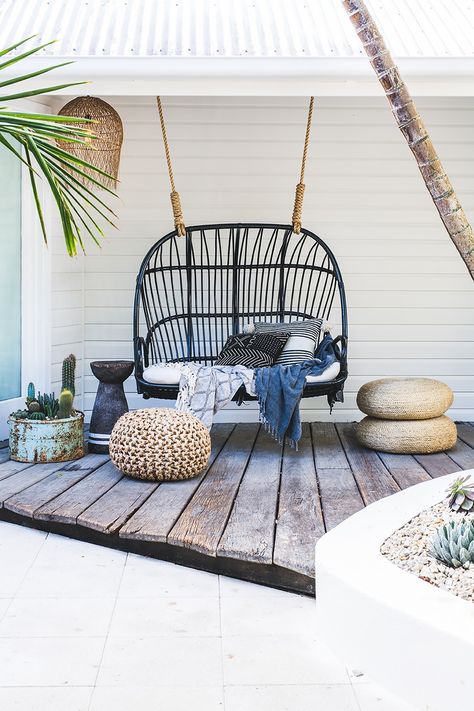 This Byron Bay Fashion Boutique Is a Bohemian Dream via @MyDomaine Bohemian Garden, Botanical Illustrations, Outdoor Inspirations, Cool Ideas, Outdoor Rooms, Outdoor Design, Beach House Decor, Porch Swing, Bohemian Decor