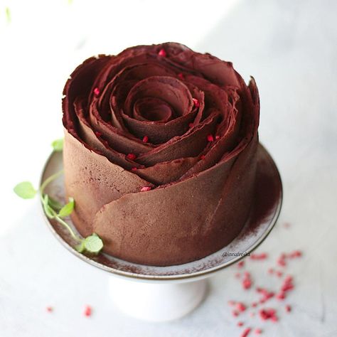 Recipe crepe truffle cake "rose" Rose Cake Recipe, Crepes Recipe Breakfast, Crepe Cake Recipe, Chocolate Crepes, Chocolate Truffle Cake, Crepe Cake, Cake Truffles, Rose Cake, Pastry Cake