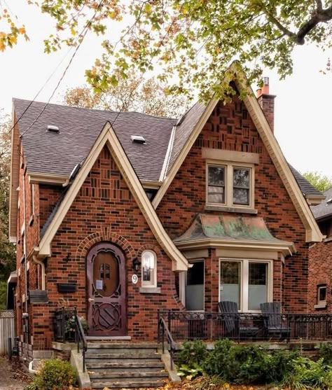 Small Tudor Style Homes, Tudor Style Cottage, Crafts For Home Decor, Tudor Cottage, Storybook Homes, Tudor Style Homes, Casas The Sims 4, Red Brick House, Porch Railing