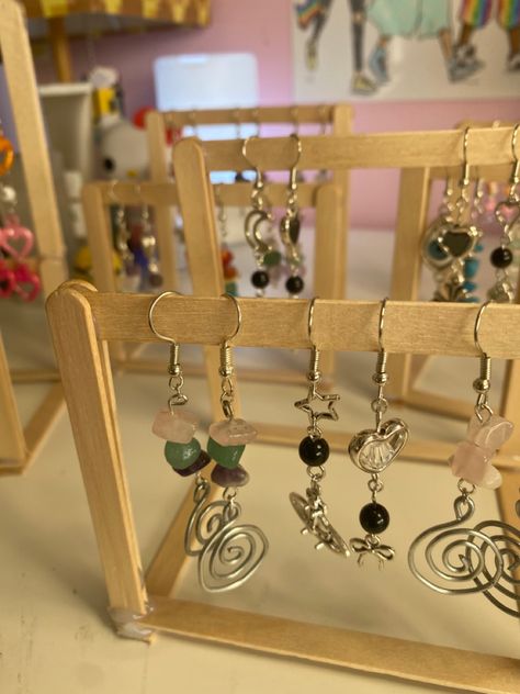 Earings Stand Handmade, Diy Earrings Aesthetic Beads, Earring Stand Diy, Diy Boho Jewelry, Jewelry Wall Organizer, Jewelry Storage Ideas, Rangement Art, Organizing Jewelry, Diy Earring Holder