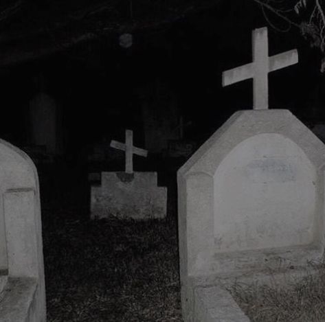 Southern Gothic, Grim Reaper, Aesthetic Grunge, Grunge Aesthetic, Graveyard, Dracula, Cemetery, Dark Aesthetic, At Night