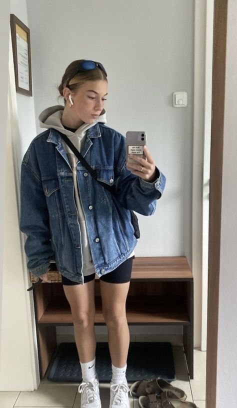 Styling Oversized Jean Jacket, Toronto Outfits Spring, Jeans Jacket Outfit Winter, Big Denim Jacket Outfit, Baggy Denim Jacket Outfit, Boyfriend Jacket Outfit, Styling Jean Jacket, Jean Jacket Outfits Aesthetic, Oversized Jean Jacket Outfits