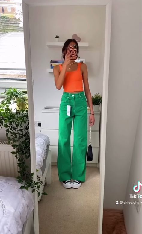 Bright Green Jeans Outfit, Bright Pants Outfit, Green Jeans Outfit, Outfits Colourful, Colored Jeans Outfits, Coloured Jeans, Green Pants Outfit, Bright Colored Outfits, Day Outfit Ideas