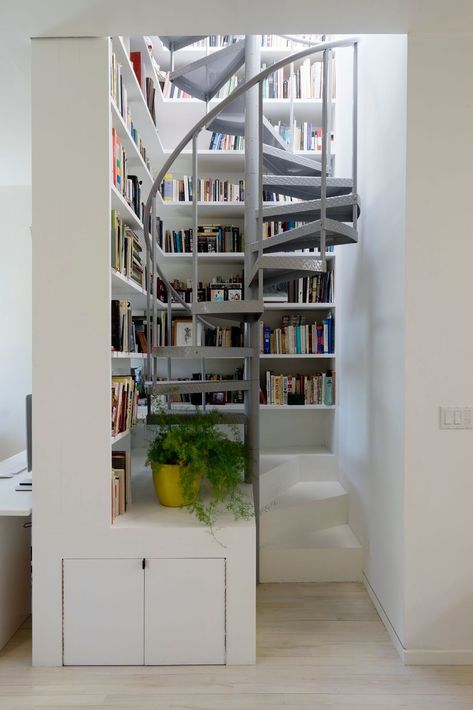 Interior Design Ideas: Brooklyn Empty Nesters Bring in the Light Staircase Shelves, Top Floor Apartment, French Country Aesthetic, Basement Staircase, Spiral Stairs Design, Floor Apartment, Empty Nesters, Park Slope, Spiral Stairs