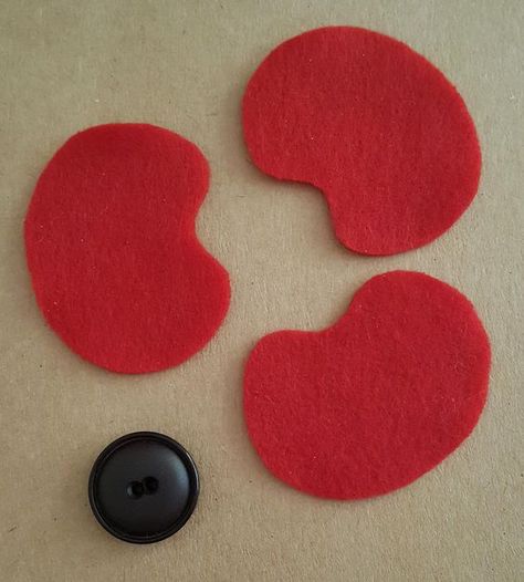 Make Your Own Felt Poppy for Remembrance Day – lore-green Remembrance Wreath Diy, Red Felt Flowers, Remembrance Day Poppies, Remembrance Day Wreath School, Poppy Craft Ideas, Poppy Wreath Craft Kids, Poppy Crafts For Kids Simple, Diy Poppies, Poppies Craft