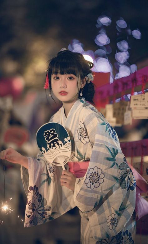 Yukata Women, Japanese Traditional Clothing, Japanese Festival, Kimono Japan, Japanese Clothing, 사진 촬영 포즈, Female Pose Reference, Human Poses Reference, Foto Poses