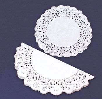 Easy Angel Crafts Doily Paper Angel step 1 fold larger paper doily in half Paper Angels Diy, Paper Doily Crafts, Christmas Angel Crafts, Paper Angel, Doilies Crafts, Paper Christmas Ornaments, Christmas Angel Ornaments, Angel Crafts, Paper Doilies