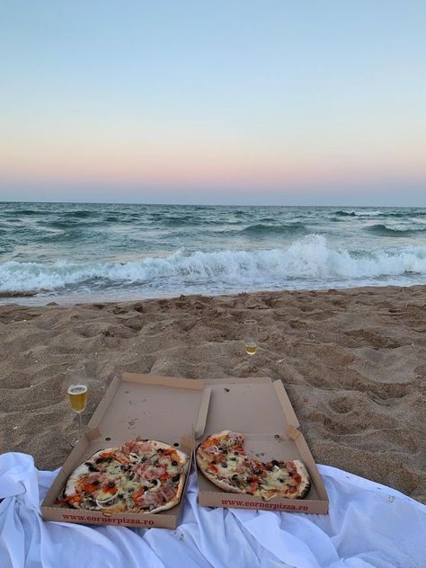 Pizza Beach Date, Pizza Picnic Beach, Beach Pizza Picnic, Pizza Picnic Aesthetic, Fun Picnic Ideas, Pizza And Champagne, Sleepover Board, Pizza On The Beach, Pizza Picnic