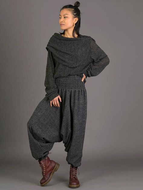 Hammer Pants Outfit, Mc Hammer Pants, Harem Pants Outfit, Sarouel Pants, Winter Pants Outfit, Harem Trousers, Mode Boho, Winter Boho, Asymmetric Neckline