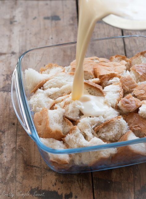 Easy Bread Pudding Custard Bread Pudding, Pudding Bread, Best Bread Pudding Recipe, Bread Pudding Easy, Lemon Tart Recipe, Recipe Bread, Bread Puddings, Best Bread, Vanilla Sauce