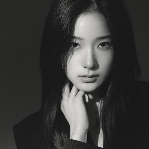 Jo Seunghee Photoshoot, Korean Portrait Photography, Seunghee Ulzzang, Korean Photoshoot Ideas, Ulzzang Photoshoot, Jo Seunghee, Korean Photography, Korean Photoshoot, Headshot Poses