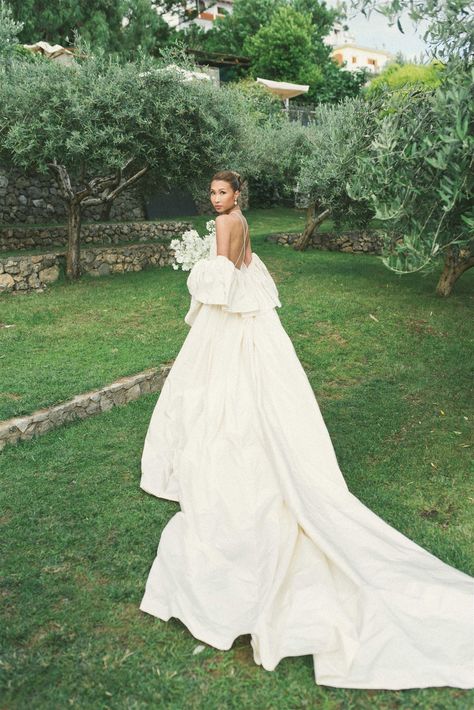 From the wedding dresses to the decor, Rosana Lai and her husband perfectly combined Asia, France and Italy for the Amalfi Coast wedding | Vogue France Wedding Aestethic, Modern Elegant Wedding Dress, Italy Wedding Dress, Vogue Bride, Reception Bridal Dress, Haute Couture Wedding Dress, Amalfi Coast Wedding, Wedding Dress Alterations, Timeless Wedding Dress