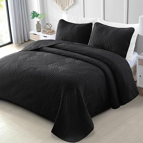 Amazon.com: Exclusivo Mezcla Ultrasonic Full Queen Quilt Bedding Set, Lightweight Black Bedspreads Soft Modern Geometric Coverlet Set for All Seasons (1 Quilt and 2 Pillow Shams) : Home & Kitchen Black Bedspread Room Ideas, Cozy Black Bedroom, Black And Grey Curtains, King Bedspreads, Black Bedspread, King Quilt Bedding, California King Quilts, Pink Bedspread, King Size Quilt Sets