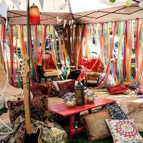 Festival Camping Setup, Festival Camping Hacks, Campsite Decorating, Music Festival Camping, Forest Camp, Camping Inspiration, Tent Set Up, Camping Set Up, Affordable Vacations