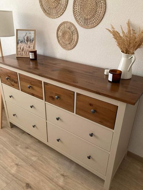 Two Toned Dresser Painted, Boho Dresser Ideas, Wood Furniture Refinishing, Refinished Wood Dresser, Trendy Furniture 2024, Dresser Flip Ideas, Komoda Diy, Oak Dresser Makeover, Dresser Renovation