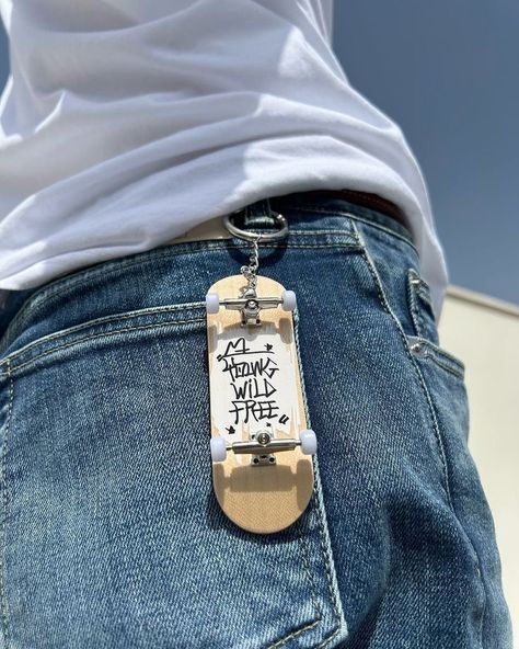 Skateboard Keychain, Chill Aesthetic, Skater Gifts, Mini Skateboard, Skateboarding Tricks, Skateboard Aesthetic, Cool Keychains, Skater Boys, Skateboard Design