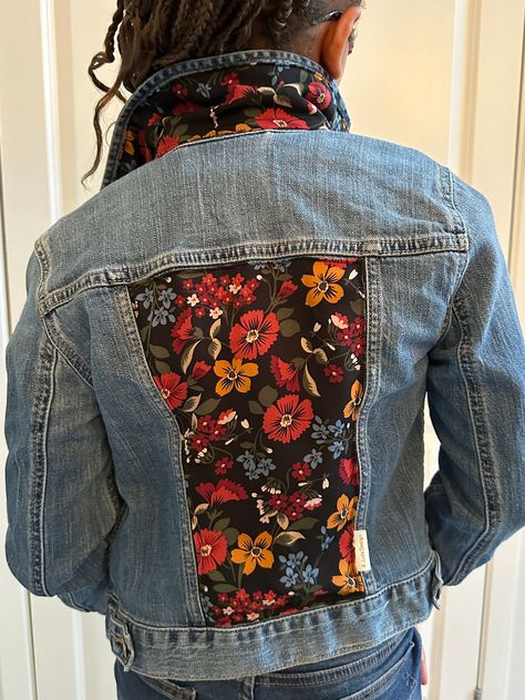 A flower garden on a jean jacket! This up-cycled jean jacket is embellished with pieces from a pre-loved blouse. Highlights are on the back and on the underside of the collar and cuffs. Note that this is a child's size. Jean Jacket With Quilt Block, Denim Jacket With Embroidery, Punk Jean Jacket Diy, Jean Jacket Customized, Jean Jacket Decorating Ideas, Jean Jacket Embellishments Ideas, Quilted Jean Jacket, Denim Bleach Art, Denim Jacket Upcycle Ideas