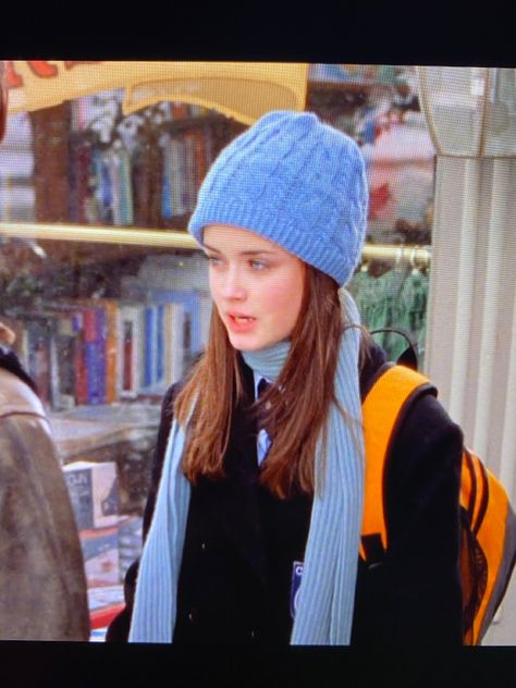 Rory Gilmore Scarf, Gilmore Girls Fashion, Funny Disney Memes, Freaks And Geeks, Funny Disney, Blue Beanie, Lorelai Gilmore, Background Aesthetic, Rory Gilmore